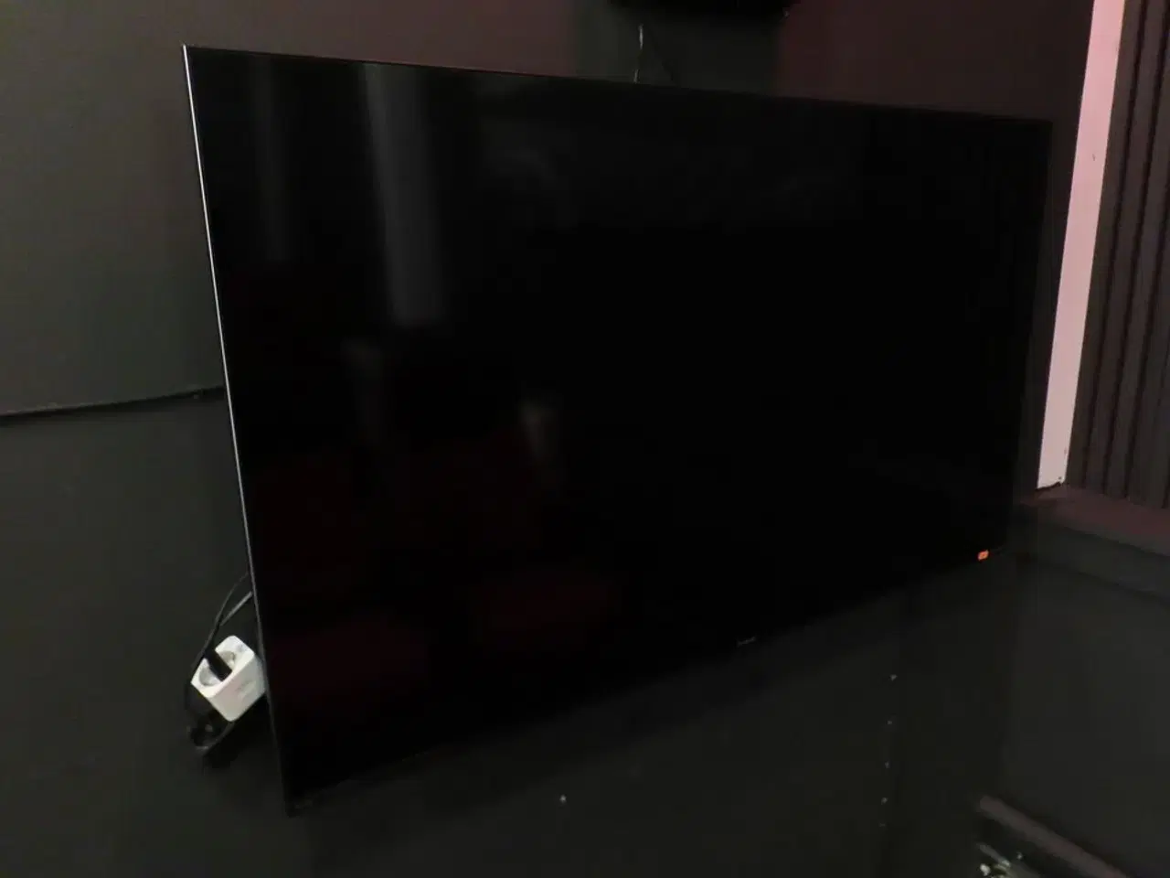 Billede 1 - 48" SMART TV, SHARP AQUOS med fjernbetjening og vægbeslag