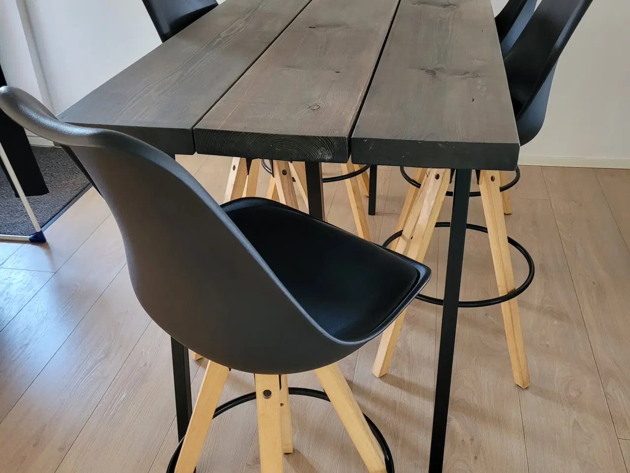Billede 1 - Høj bord med 5 stole