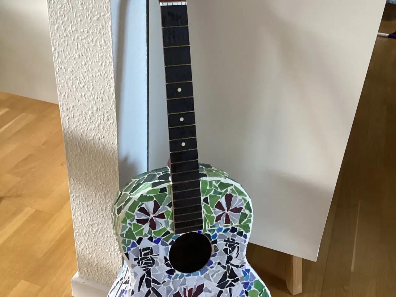 Billede 1 - Pynte guitar med mosaik