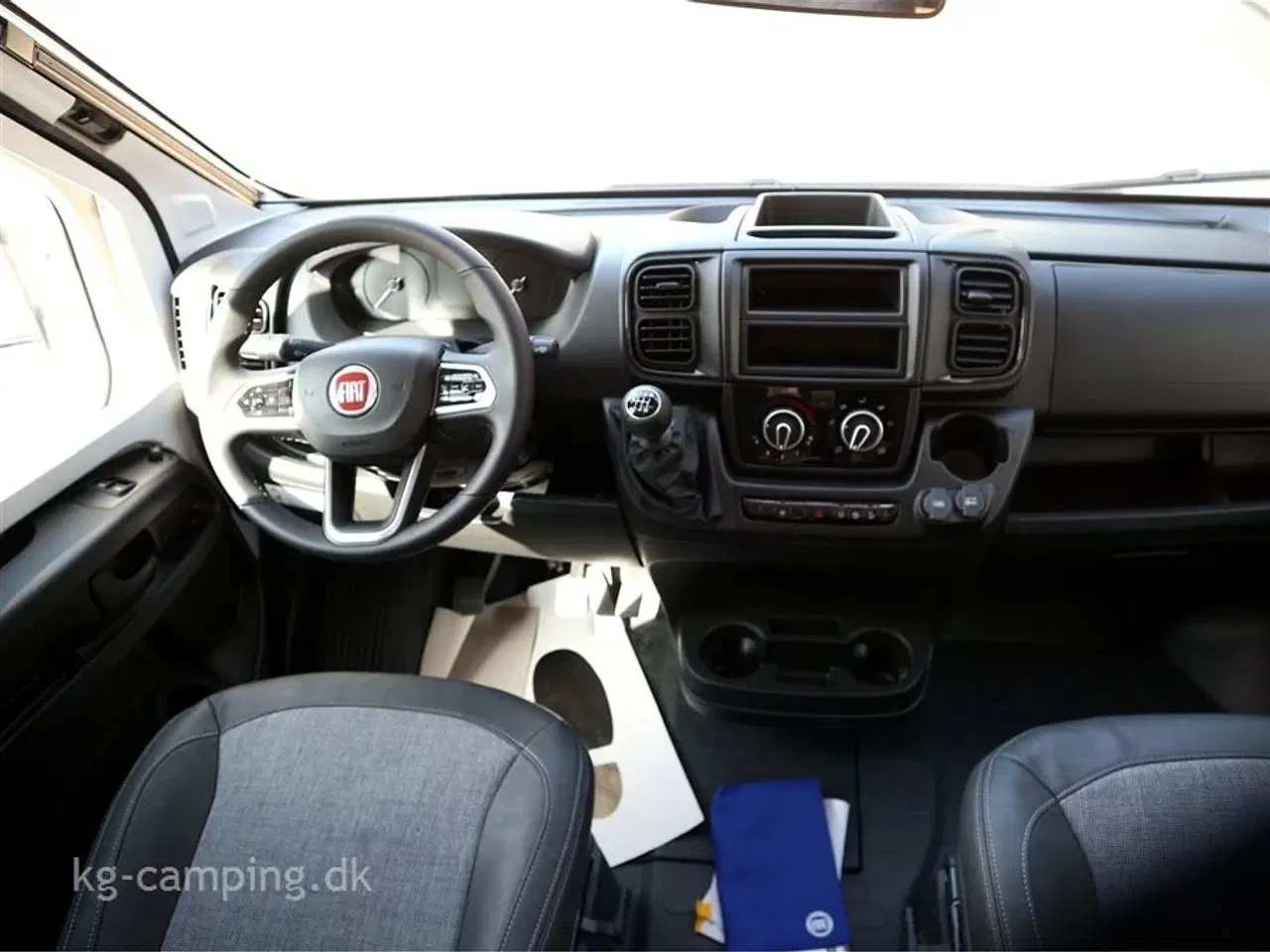 Billede 20 - 2024 - Adria Matrix Axess M670 SL   Nu nedsat med kr.72.709 | Enkeltsenge og sænkeseng i forenden.