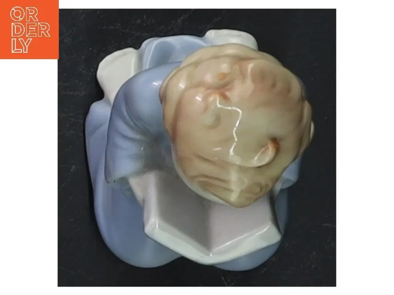 Billede 5 - Lille porcelænsfigur læsende barn (str. 9 cm)