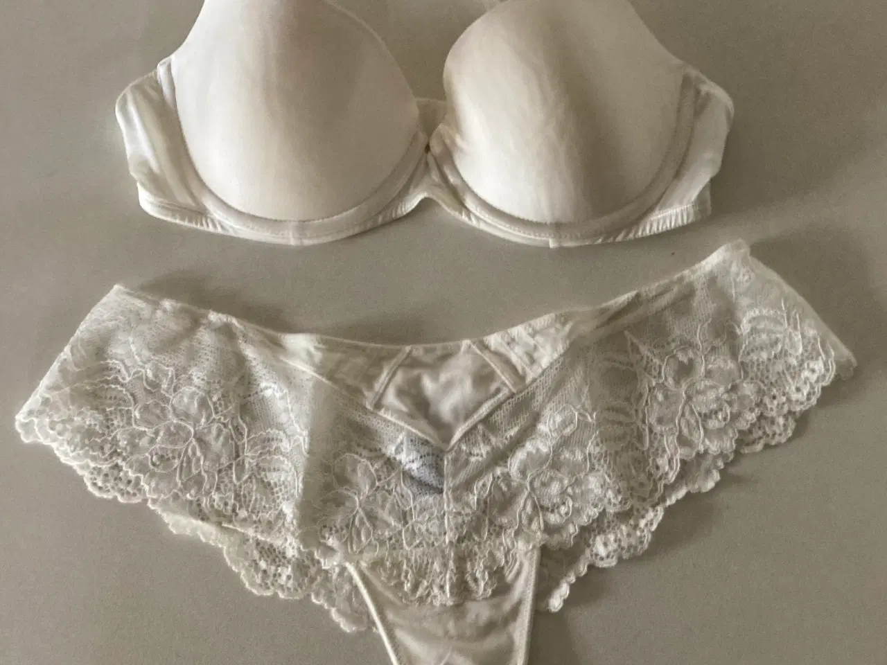 Billede 1 - NYT HM Råhvid BH Sæt