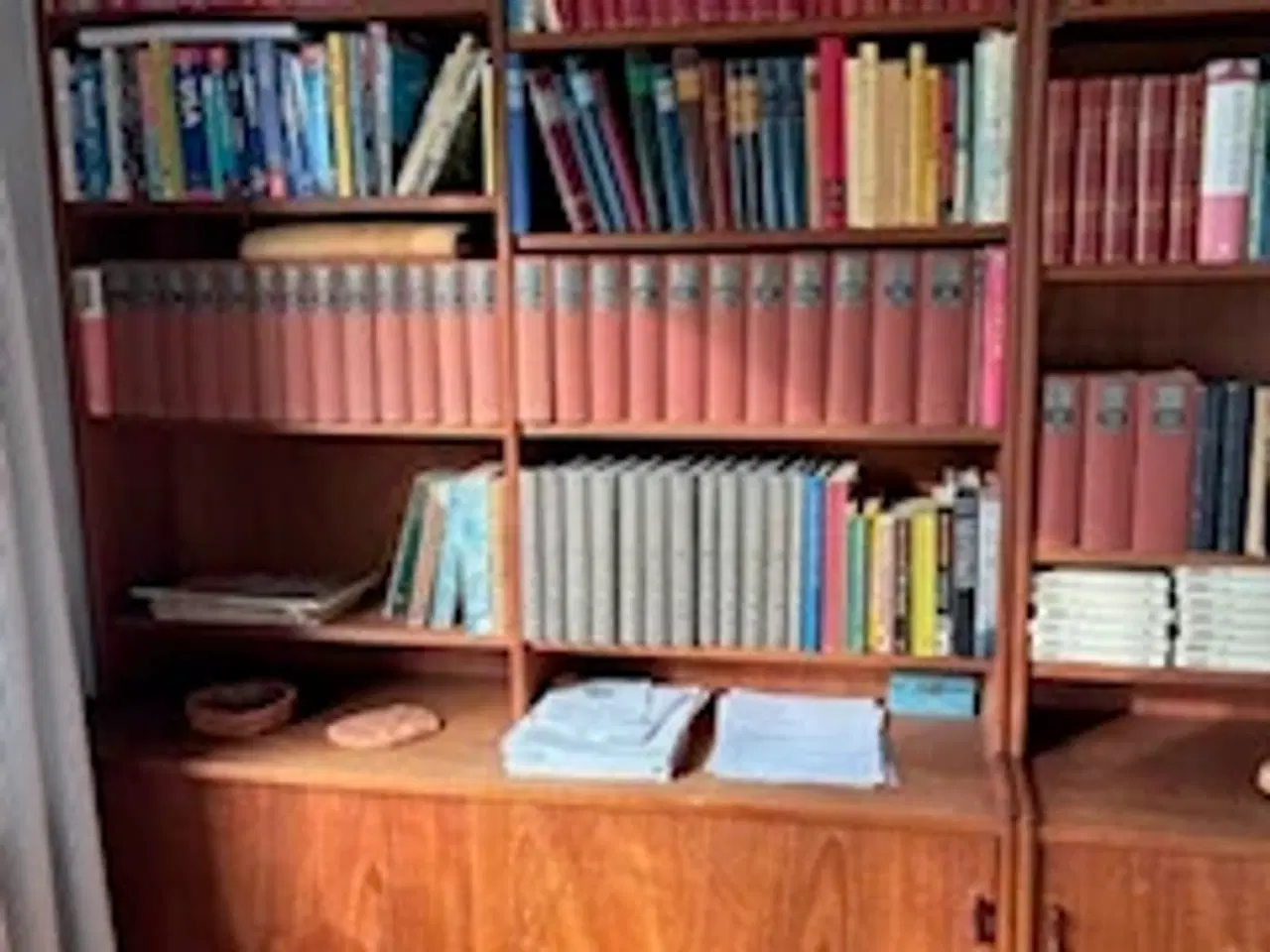 Billede 2 - 2 teak reoler samlet 2000,- kr.