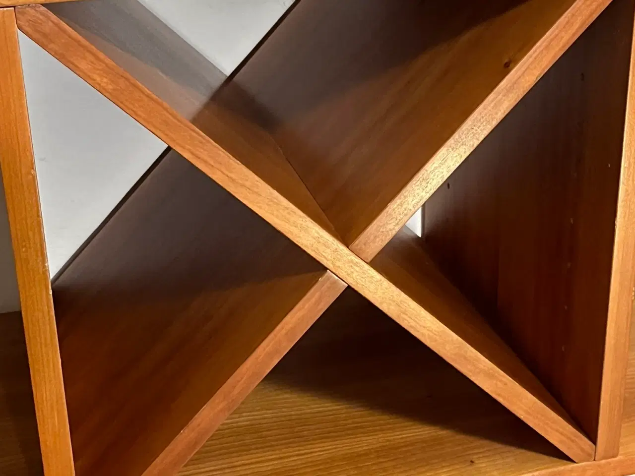 Billede 4 - Reol / Rumdeler på hjul m/lås, ægte Kirsebærtræ