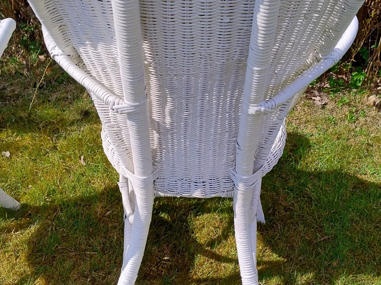 Billede 3 - 2 kurvestole i hvid med armlæn
