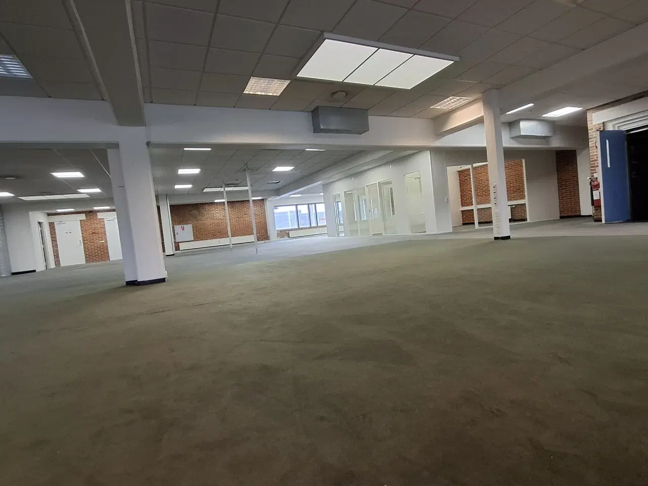 Billede 33 - Suveræn Beliggenhed – Showroom. Klinik, Butik, Gaming, Kontor mm. – Stort åbent areal i midten og mindre cellekontorer i glas.