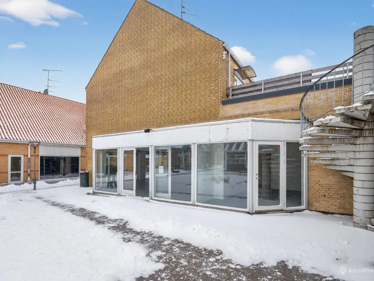 Billede 2 - Særdeles synligt butikslokale med store facadevinduer på hjørneplacering