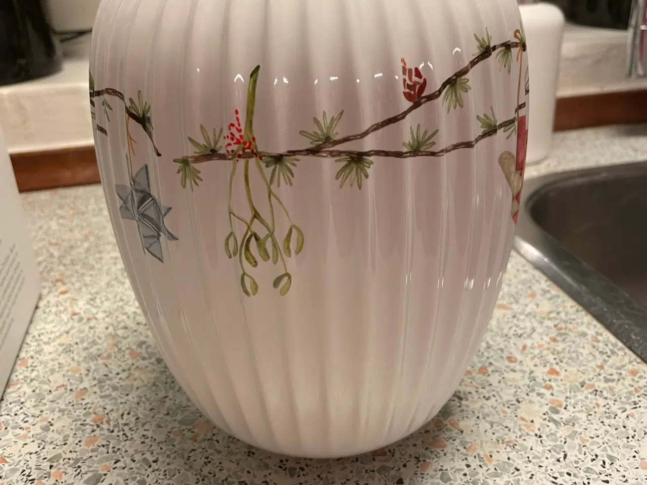 Billede 3 - Kahler jule vase fra 2022 med flotte julemotiver