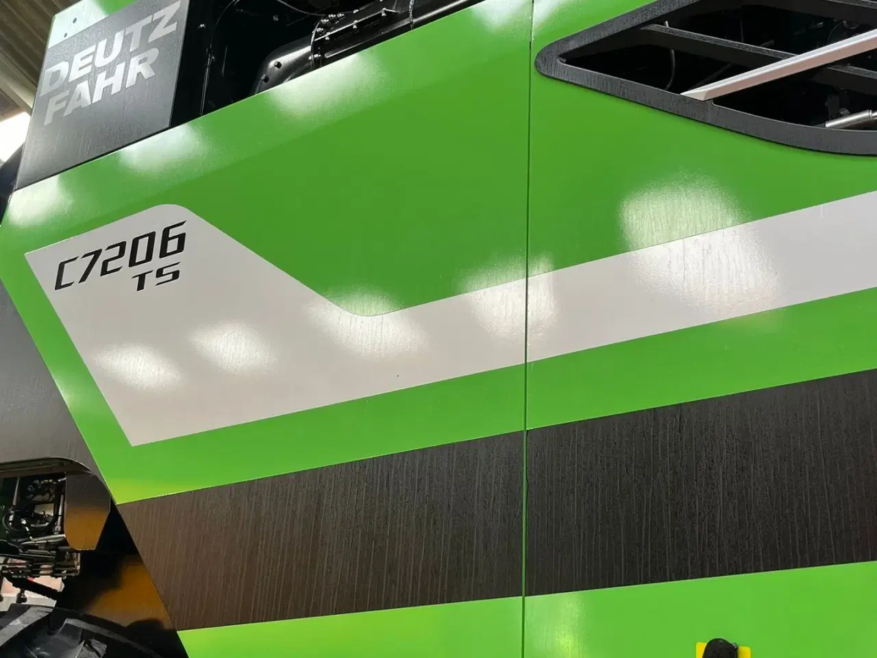 Billede 22 - Deutz-Fahr 7206 With 24feed - 7.2m header. New and unused Combine together with 7.2m header