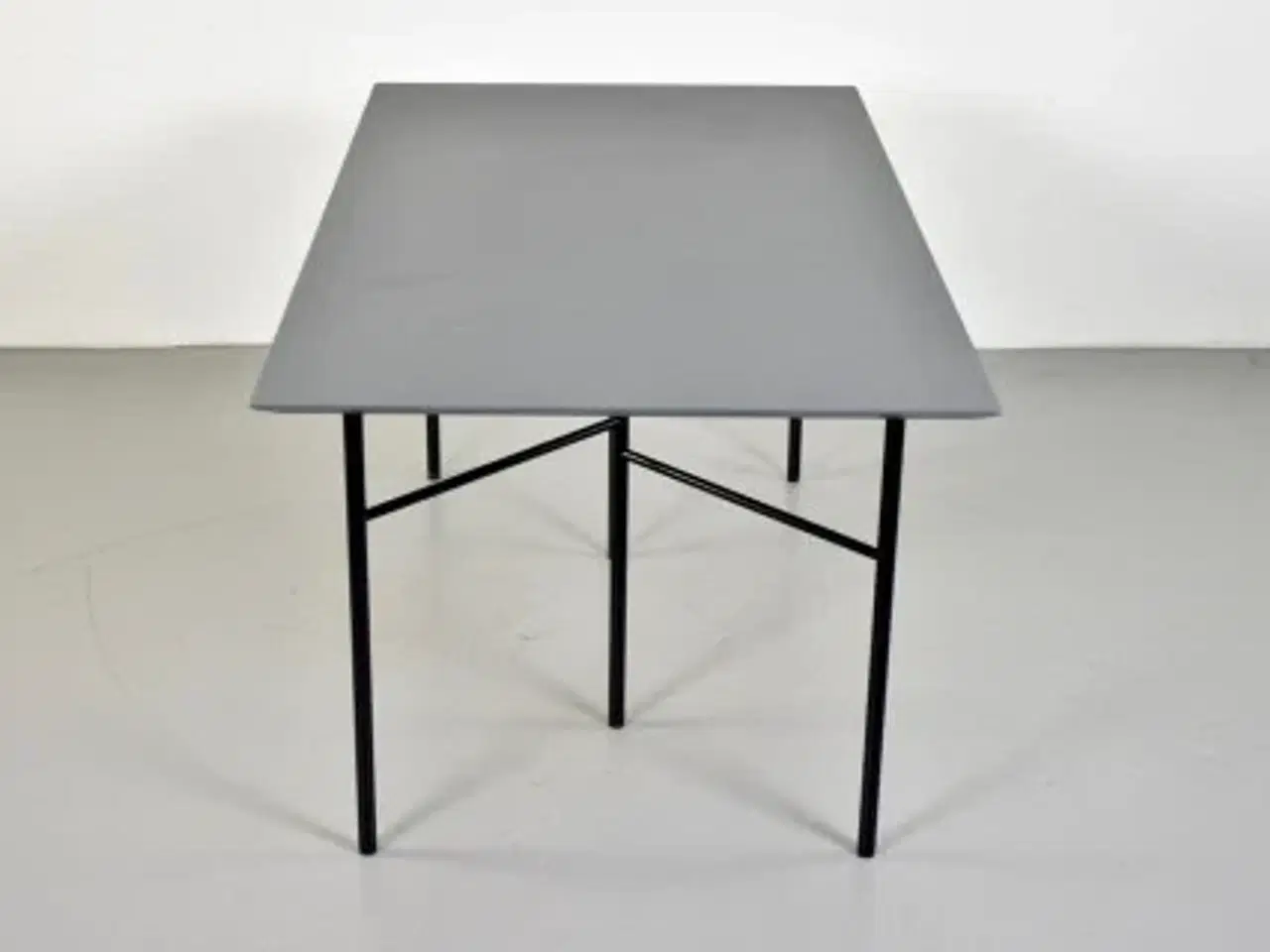 Billede 2 - Mødebord fra ferm living med grå plade og sort stel