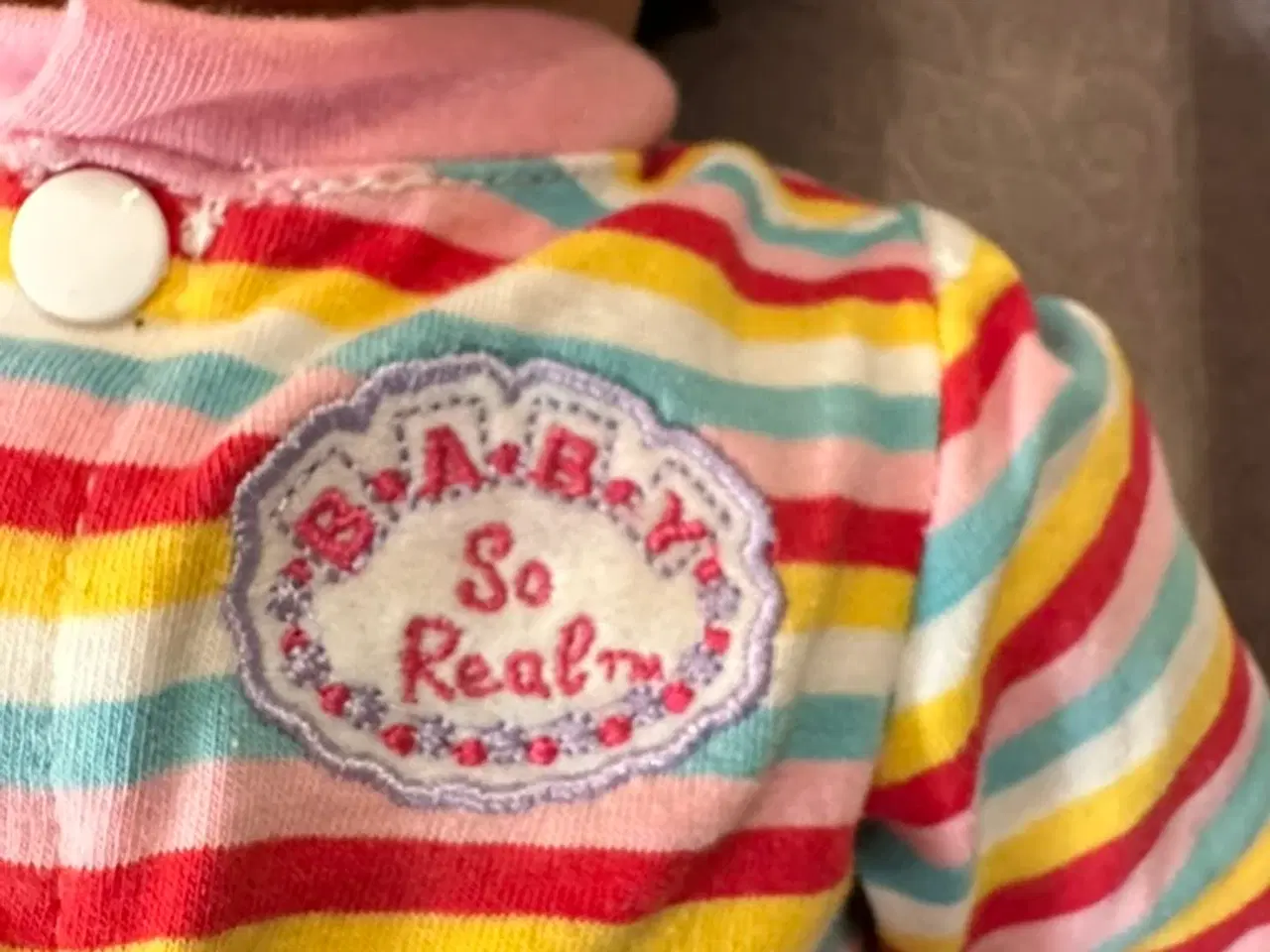 Billede 2 - Baby so Real dukke med mørkt krøllet hår