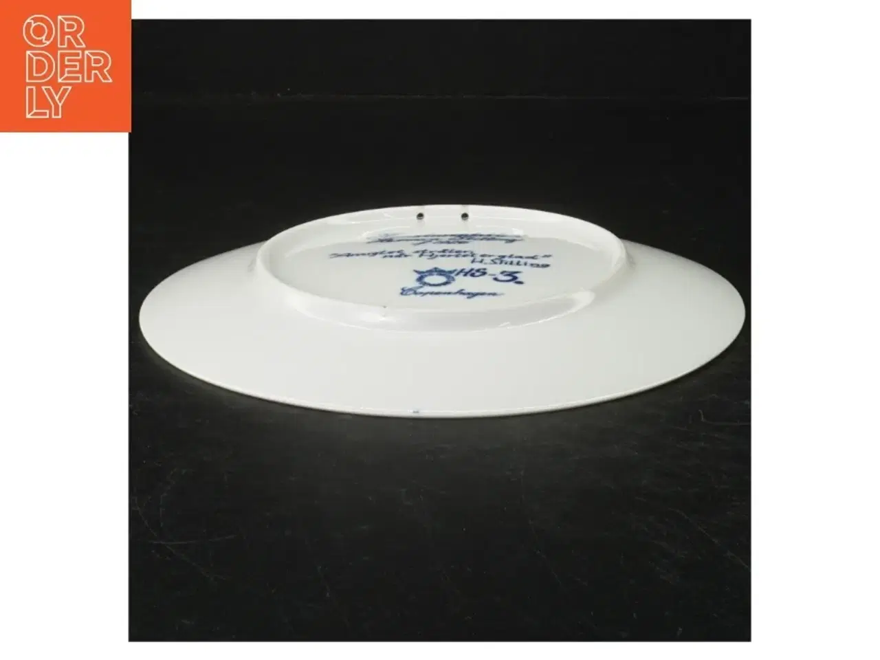 Billede 3 - Dekorativ porcelænstallerken med motiv fra Herman Stilling (str. Ø. 20 cm)