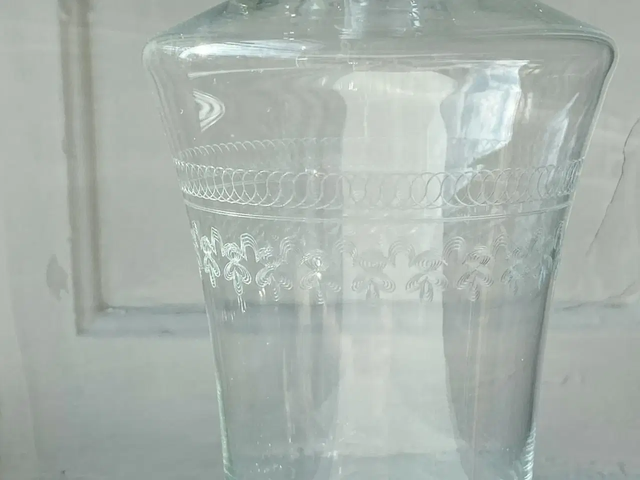 Billede 6 - Karafel af klart glas m sirlige slibninger