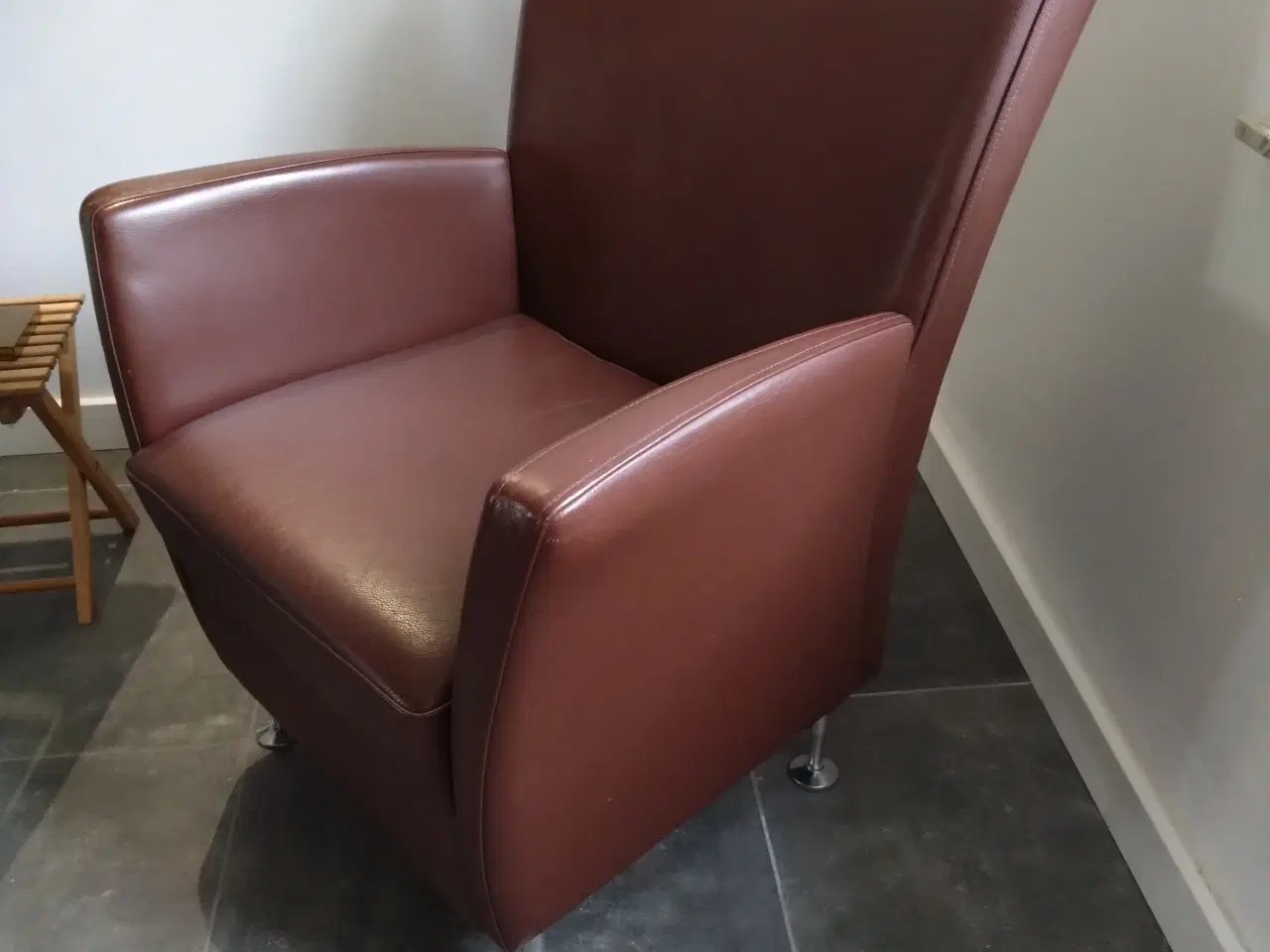 Billede 2 - Brun Hurup læder stol med fodskammel