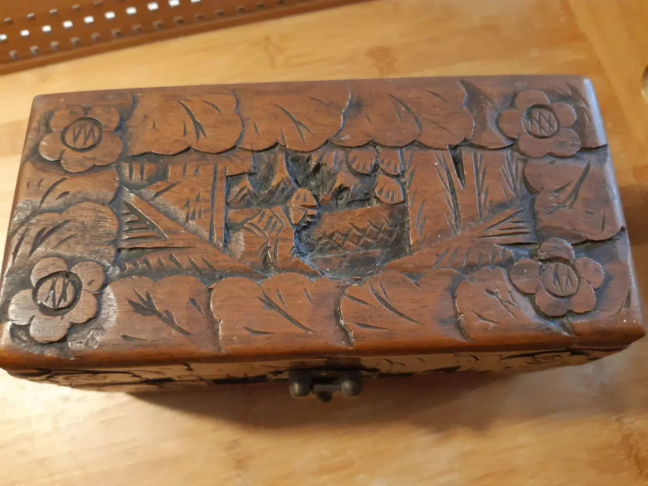 Billede 7 - Træ æske med udskæringer