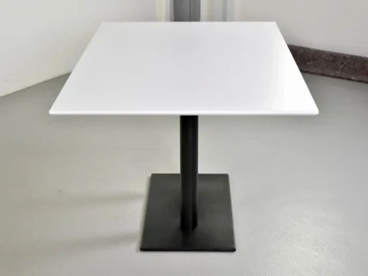 Billede 2 - Pedrali mødebord med hvid plade