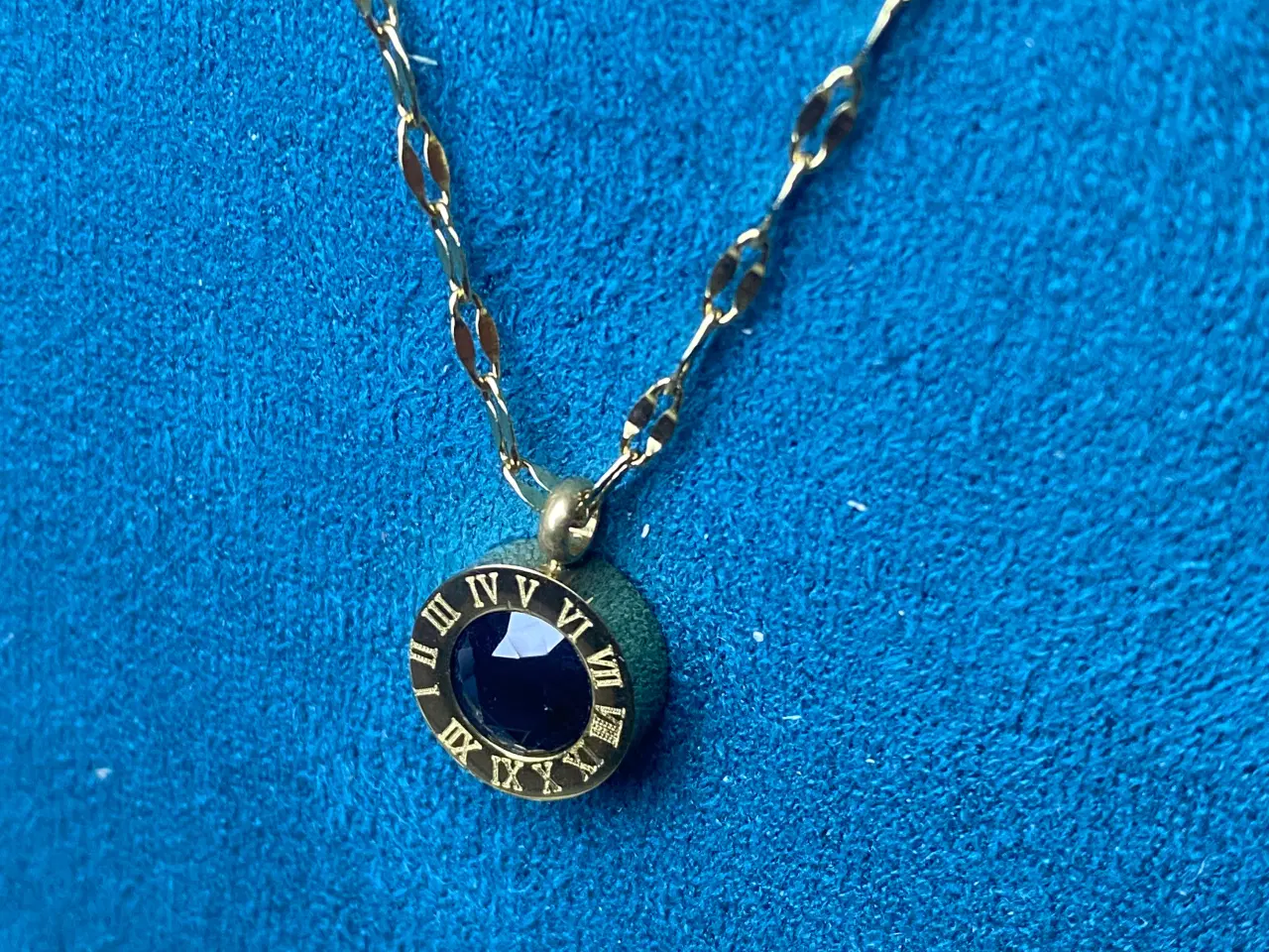 Billede 2 - 18K Guldbelagt Halskæde og Øreringe med Romertal