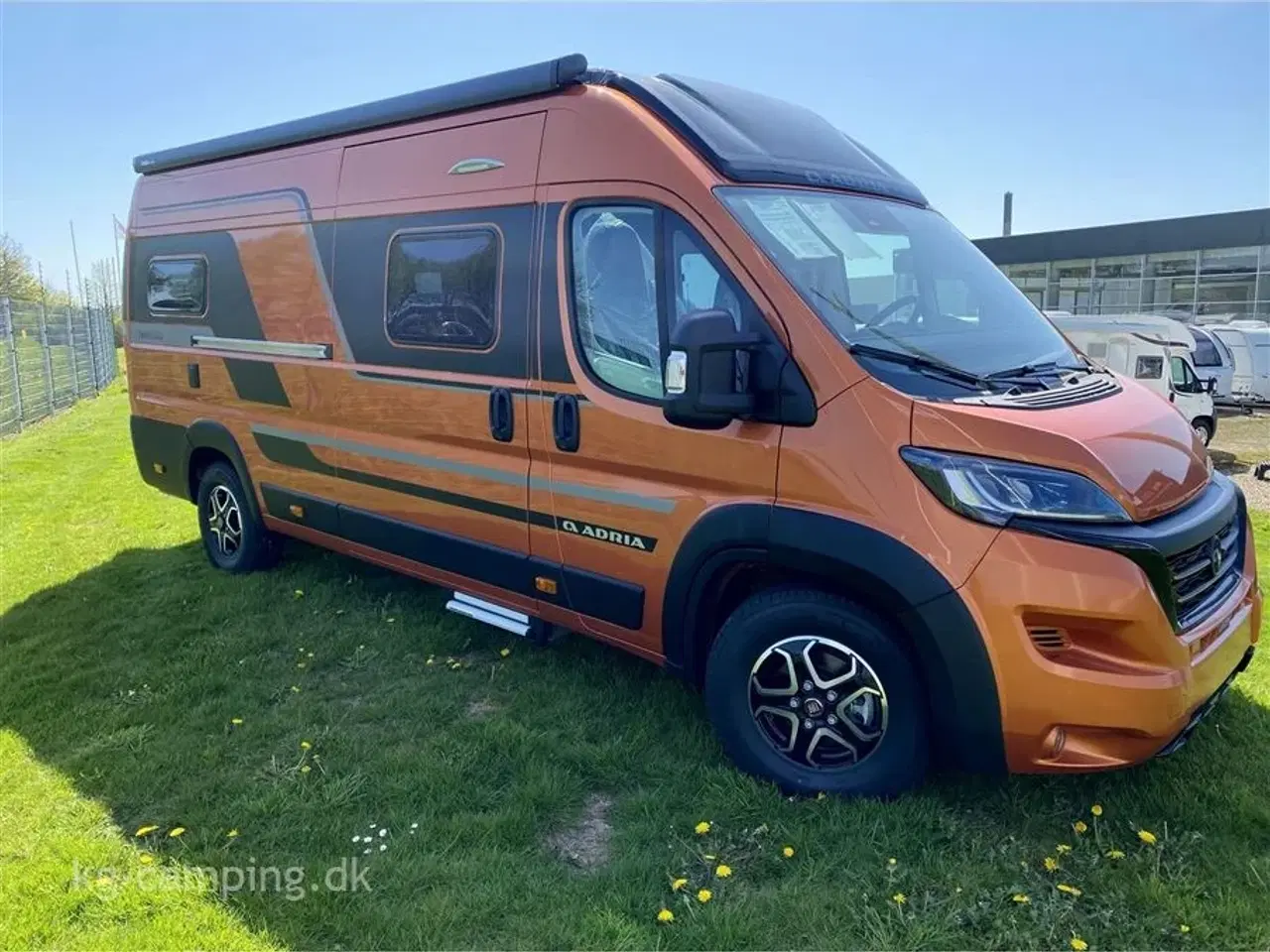 Billede 2 - 2023 - Adria Twin Supreme 640 SLB   Adria TWIN Supreme 640 SLB ORANGE METALIC - hvor alle de attraktive tilbehørs-krydser er vinget af.