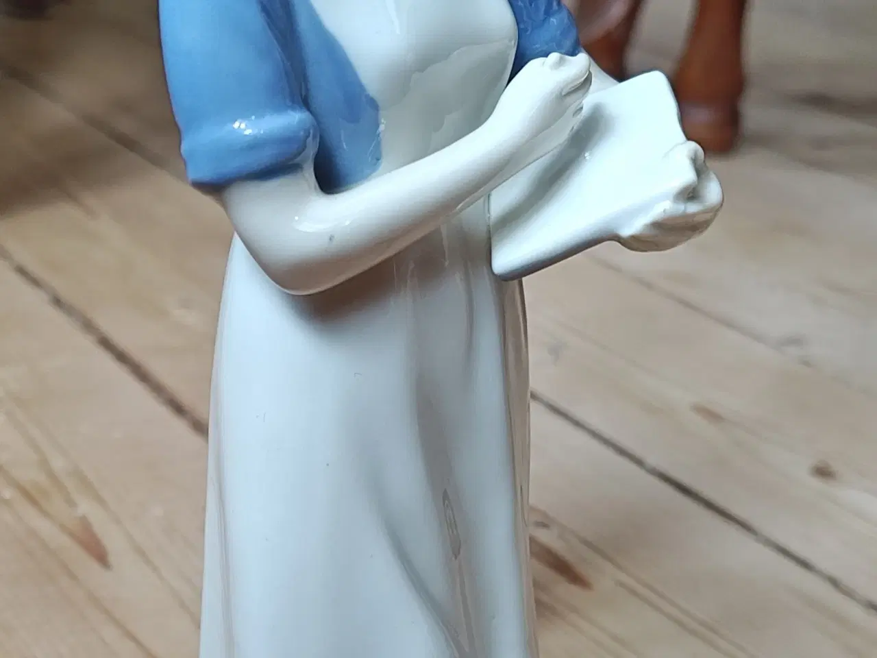 Billede 4 - Sygeplejerske Figur sygehus doktor