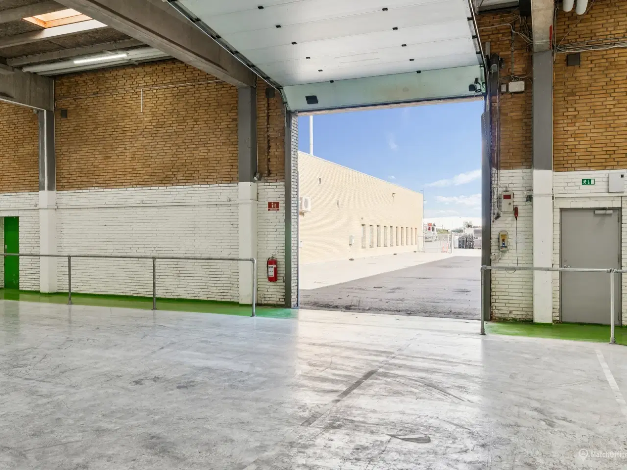 Billede 1 - 1.629 m² logistikejendom med last mile-placering og nyinstalleret rampe i Hvidovre