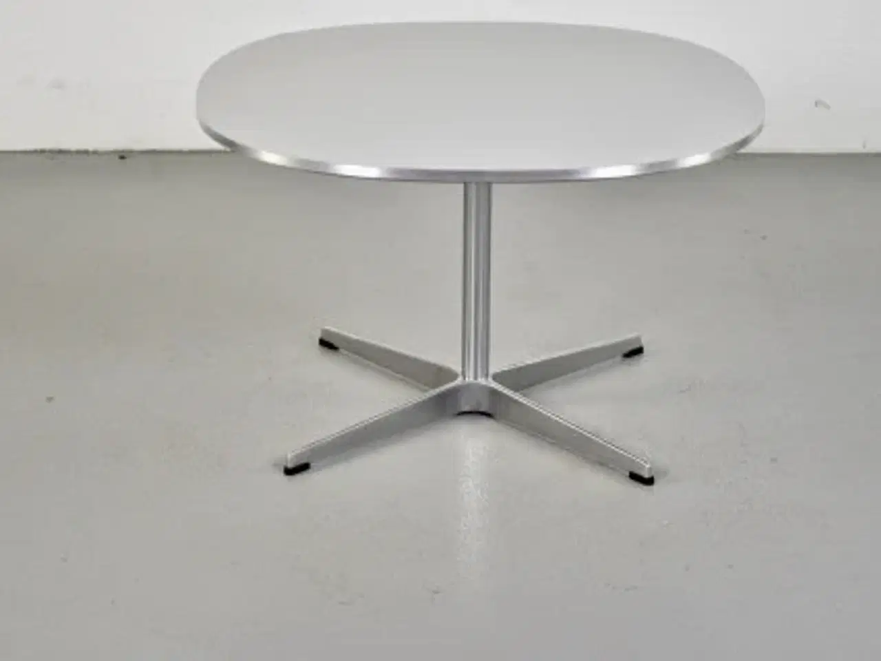 Billede 3 - Fritz hansen cafébord i lysegrå med metal kant, lav