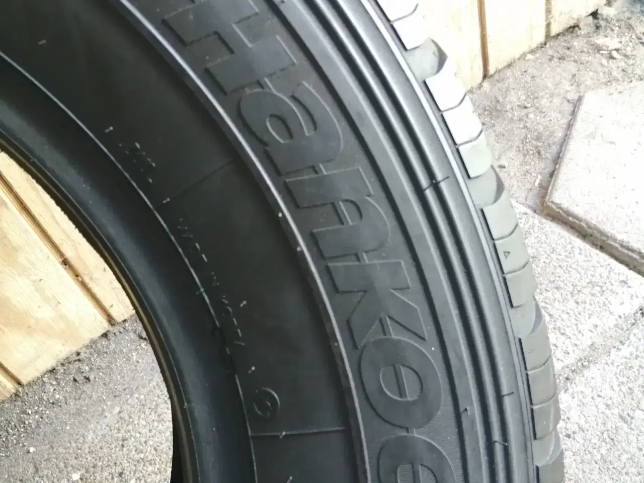 Billede 1 - Vinterdæk til varebil 215-70-15 Hankook 6 mm,