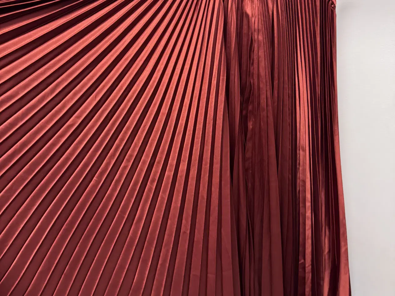 Billede 3 - Smuk nederdel ny