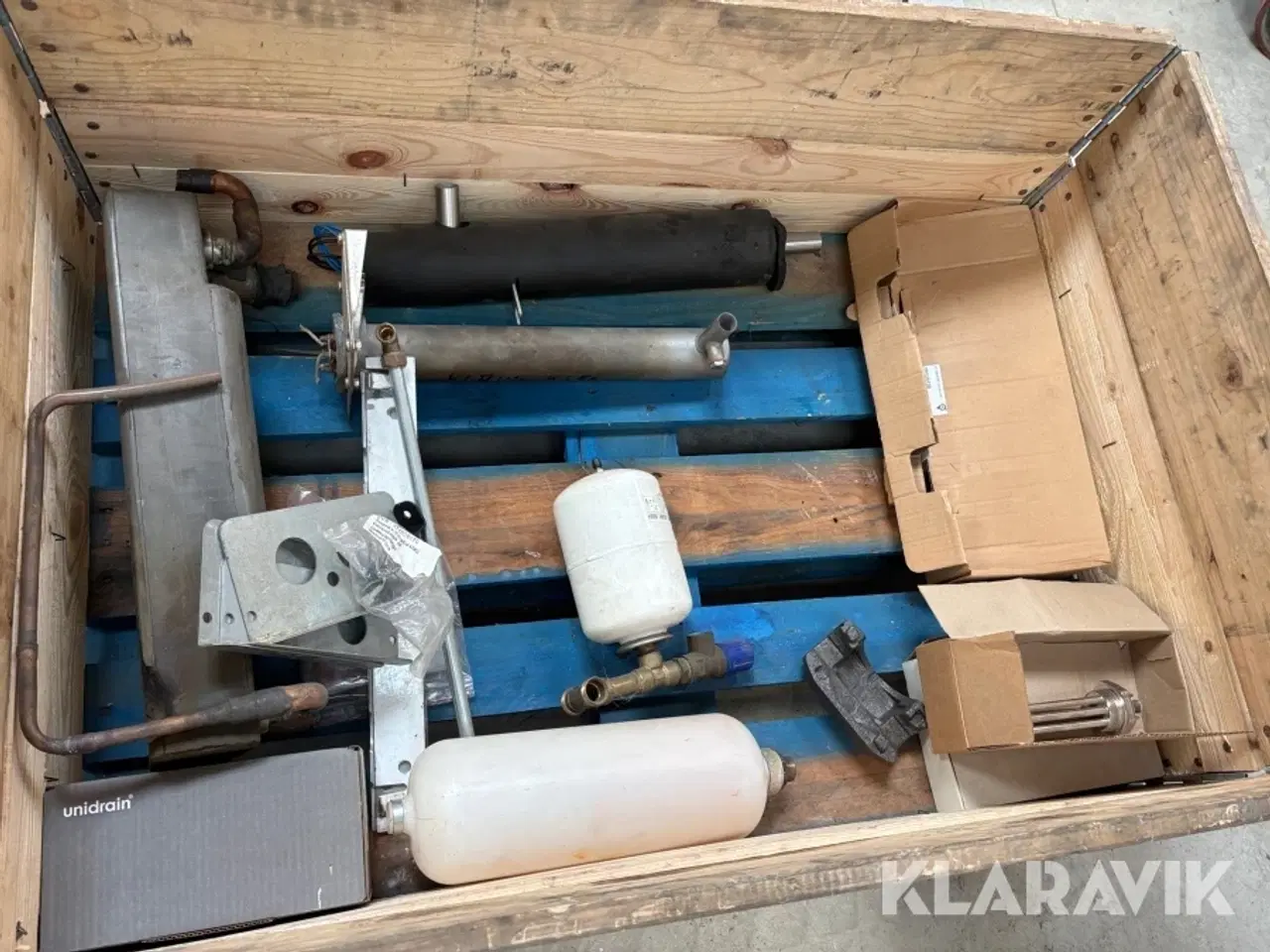 Billede 7 - Blandet kasse med pumper og isolering dertil. Grundfos 9 styk