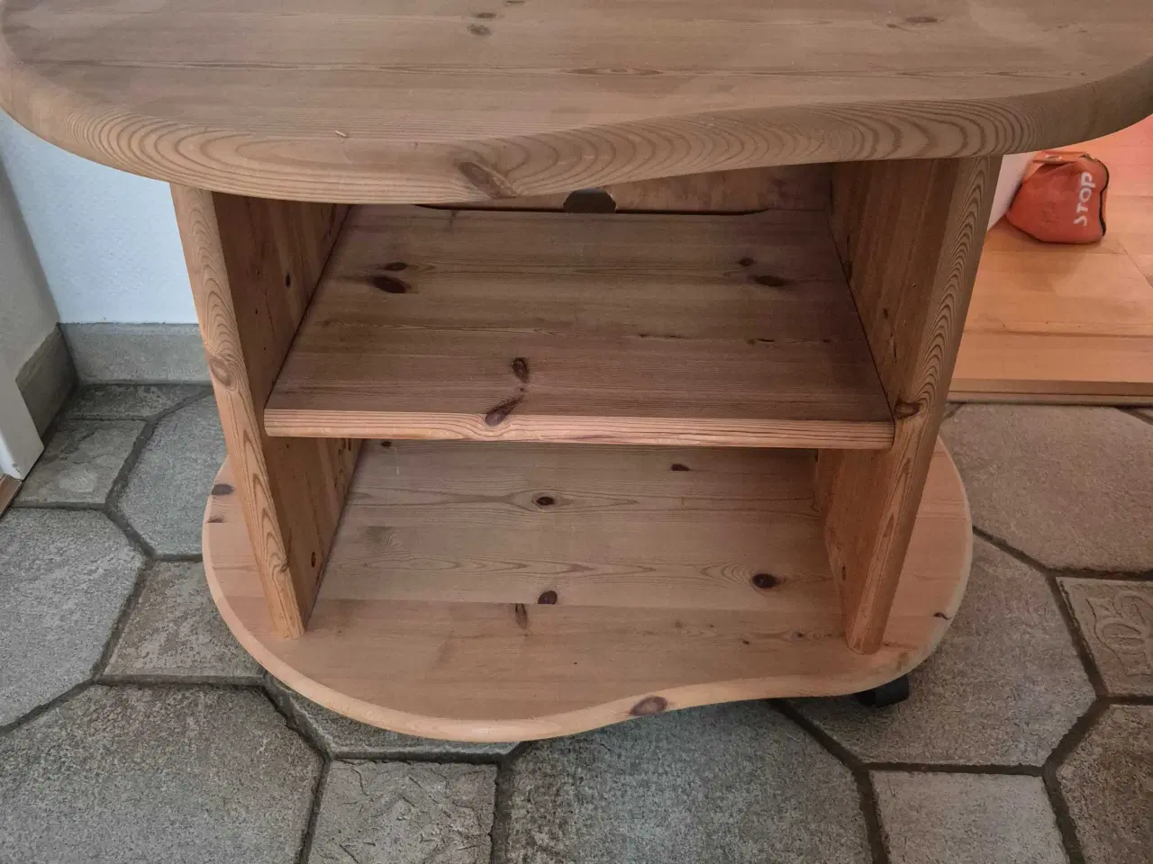 Billede 1 - Tv bord i fyrretræ