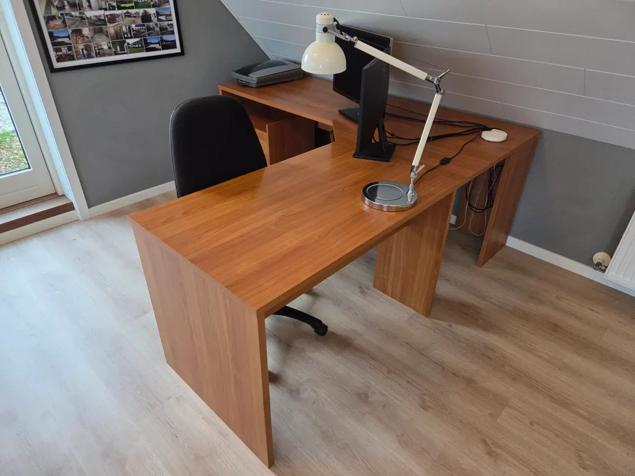 Billede 4 - Stort skrivebord. Vinkel model med skuffemodul.