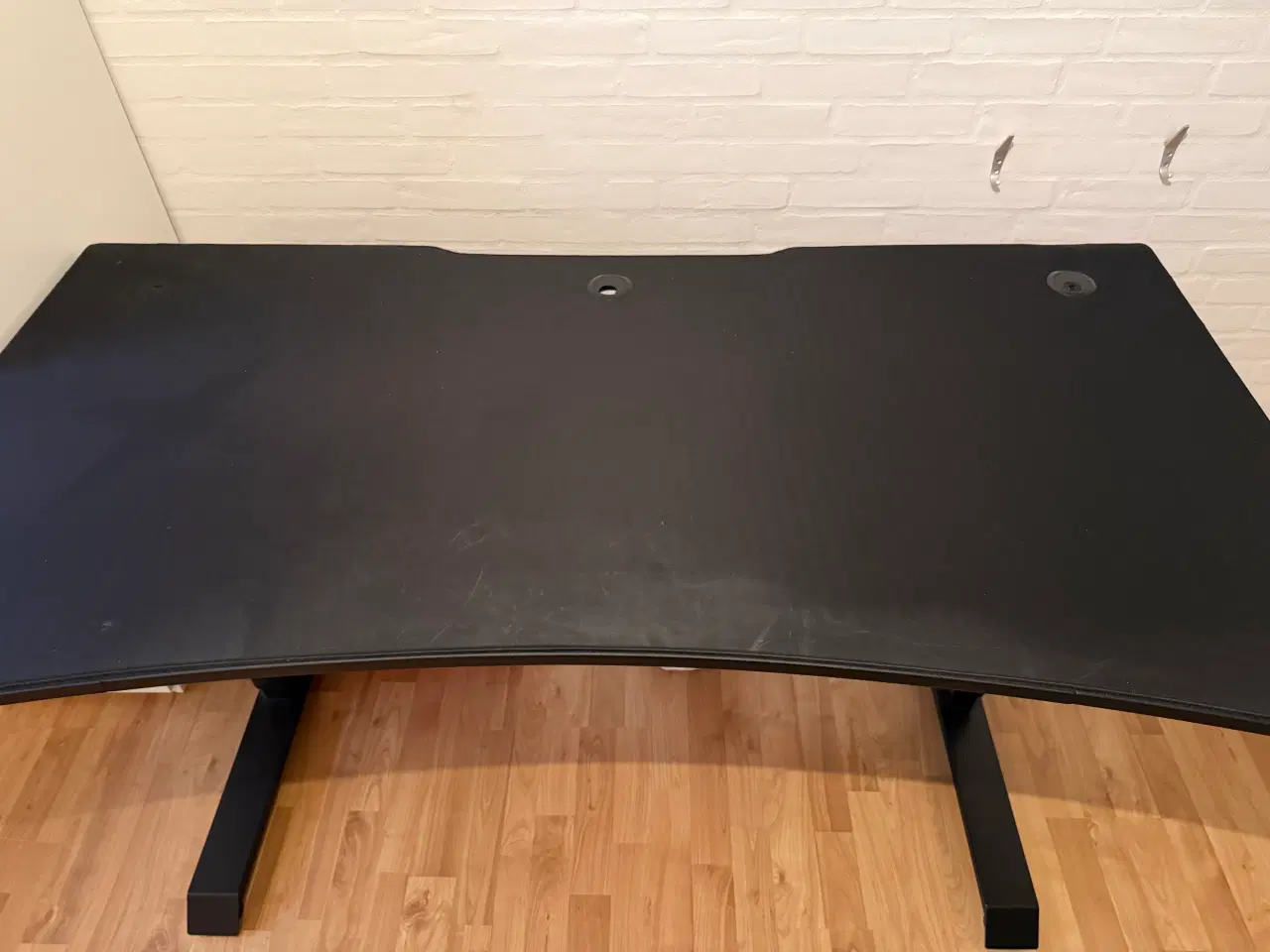 Billede 1 - Skrivebord med stol.