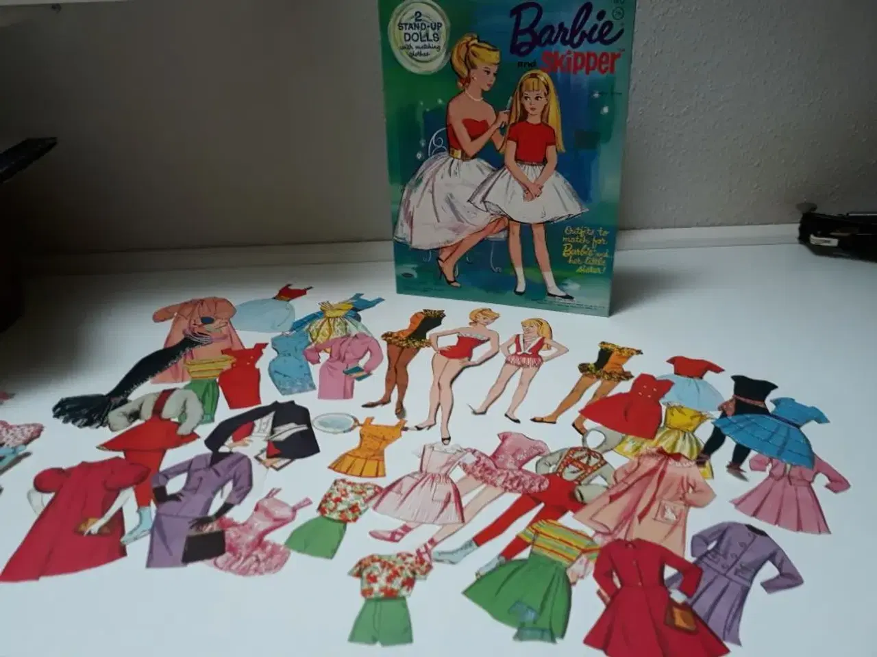 Billede 1 - Barbie og Skipper påklædningsdukke.