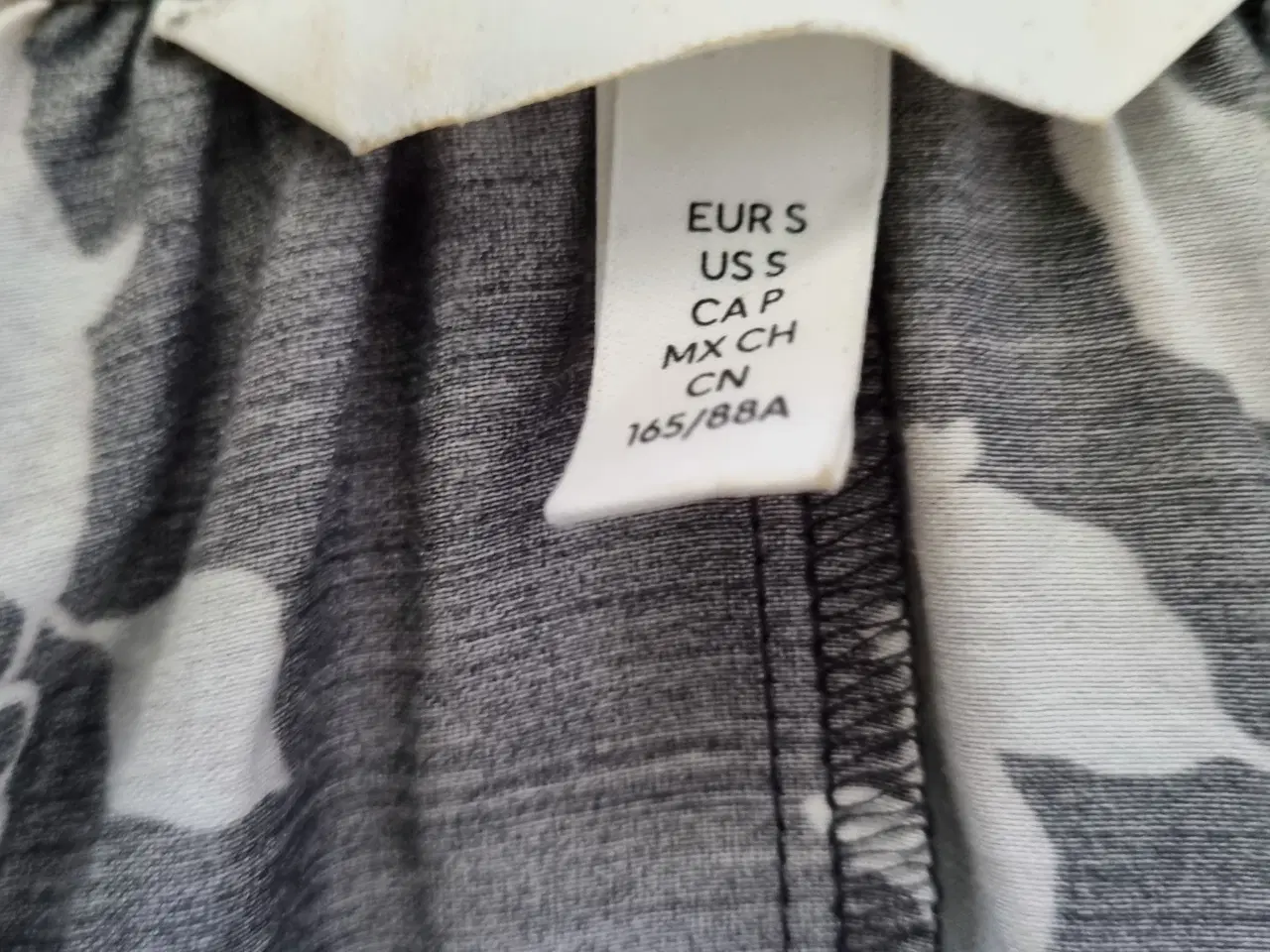 Billede 5 - Oversized bluse i sort/creme blomstret fra Hennes 