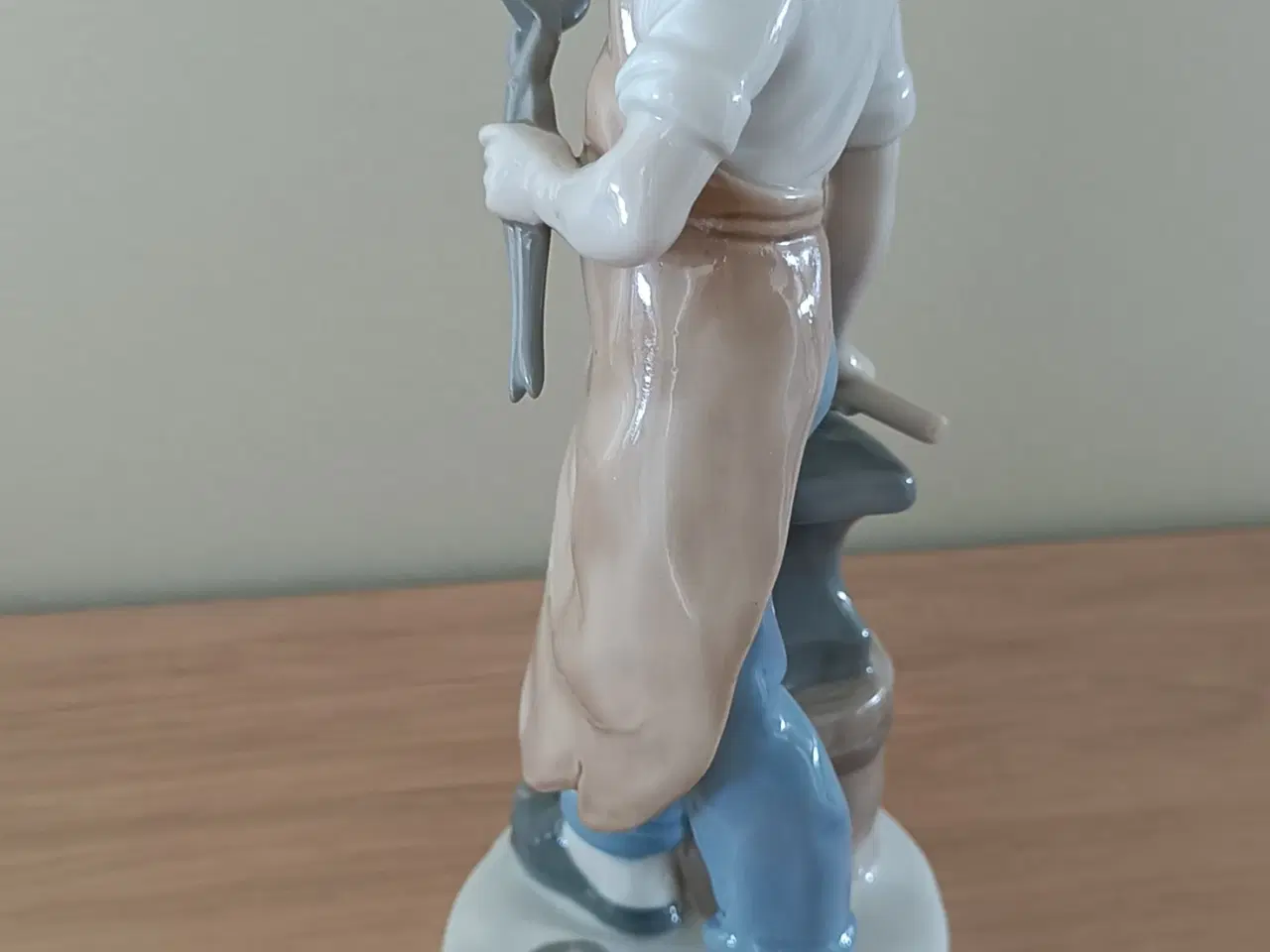 Billede 2 - Porcelænsfigur af smed 