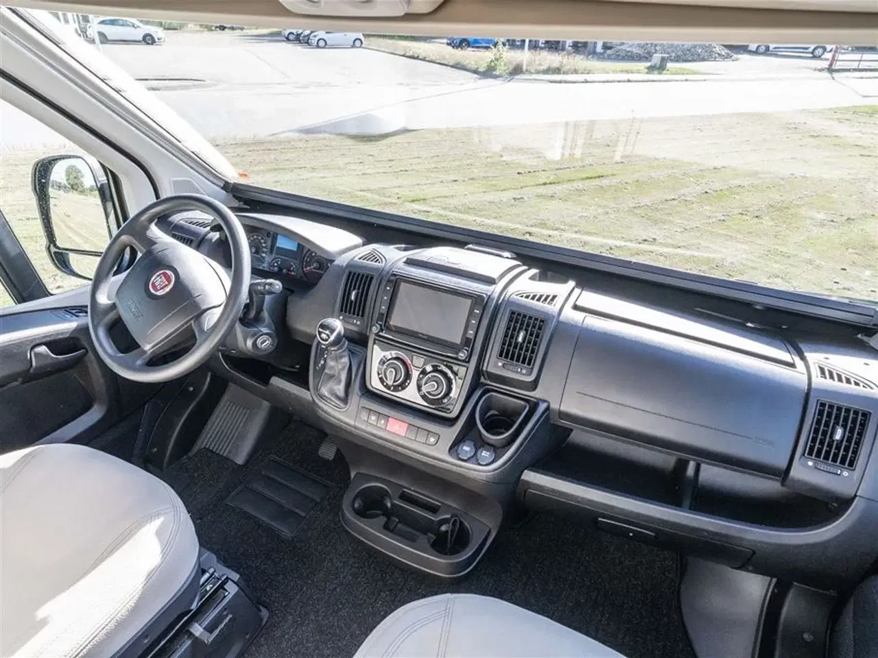 Billede 17 - 2020 - McLouis Menfys Van 04 Prestige Van med langsgående senge og fyldt med udstyr