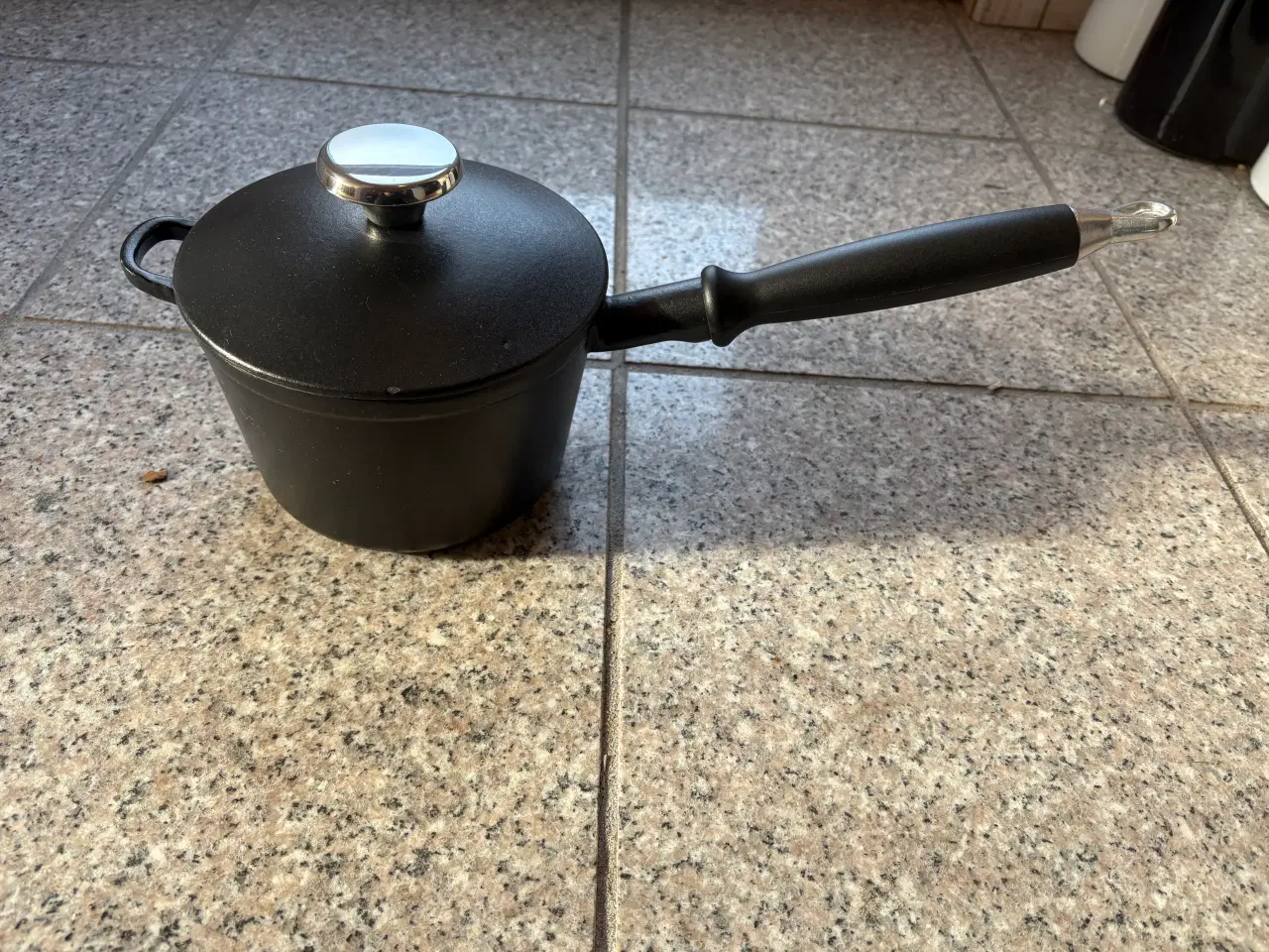 Billede 1 - Fin sort støbejerns kasserolle m. Støbejernslåg