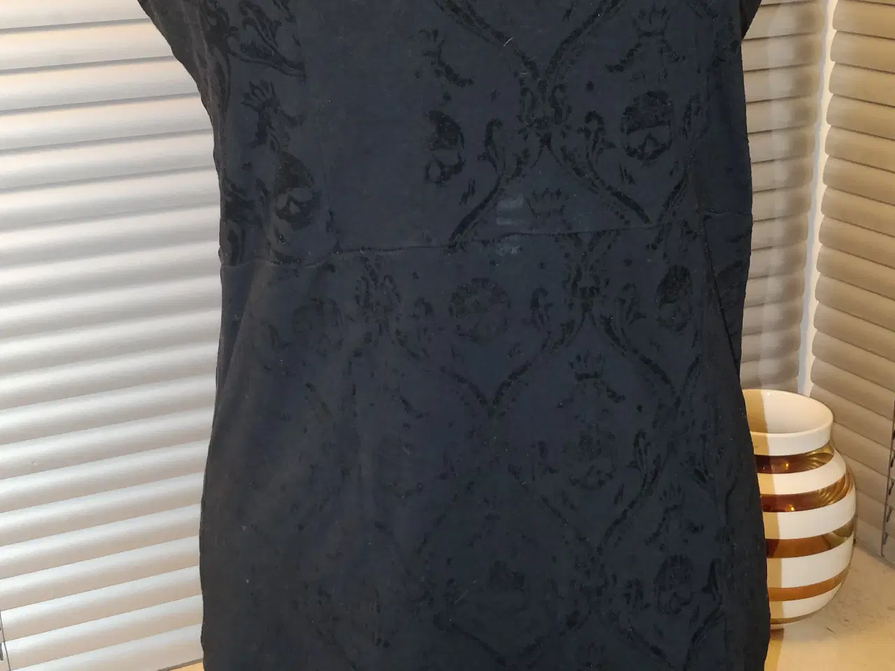 Billede 2 - Fin og simpel T-shirt goth kjole 