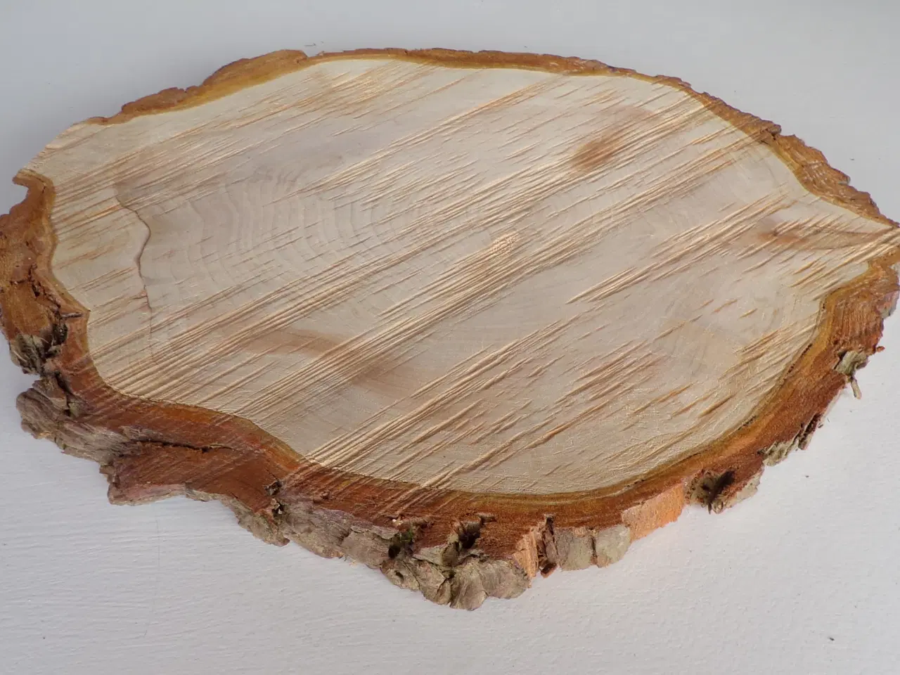 Billede 3 - NY Thuja Træskive med bark 35 cm lang