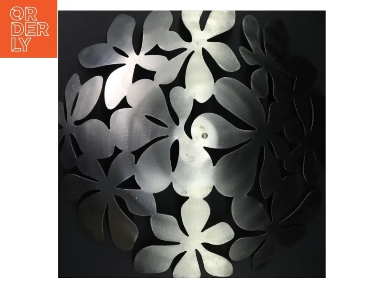 Billede 3 - Metal frugtskål med blomsterdesign, IKEA fra Monika Mulder (str. Ø. 40 cm)