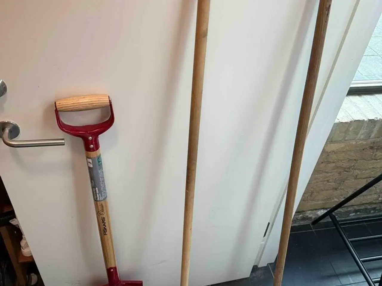 Billede 1 - 1 stk. spade og 2 stk. Koste