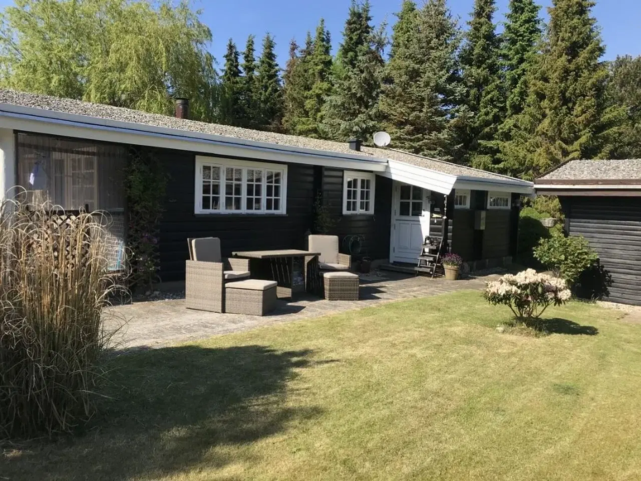 Billede 1 - Skønt og hyggeligt bjælkesommerhus med småsten på taget på blind vej i hyggeligt sommerhusområde tæt ved børnevenlig strand og hyggelige Gilleleje