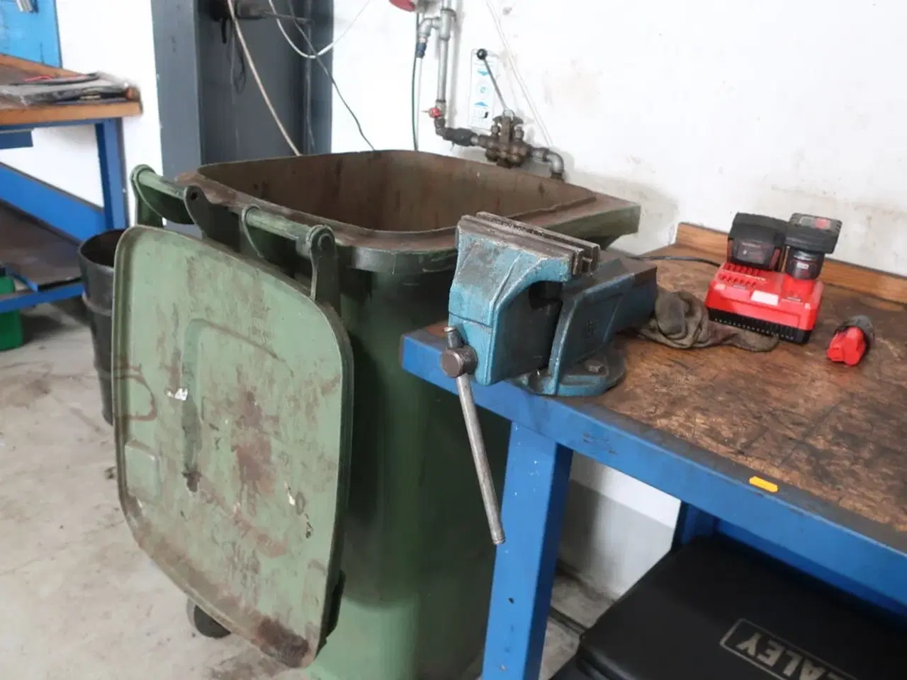 Billede 2 - Arbejdsbord med indhold