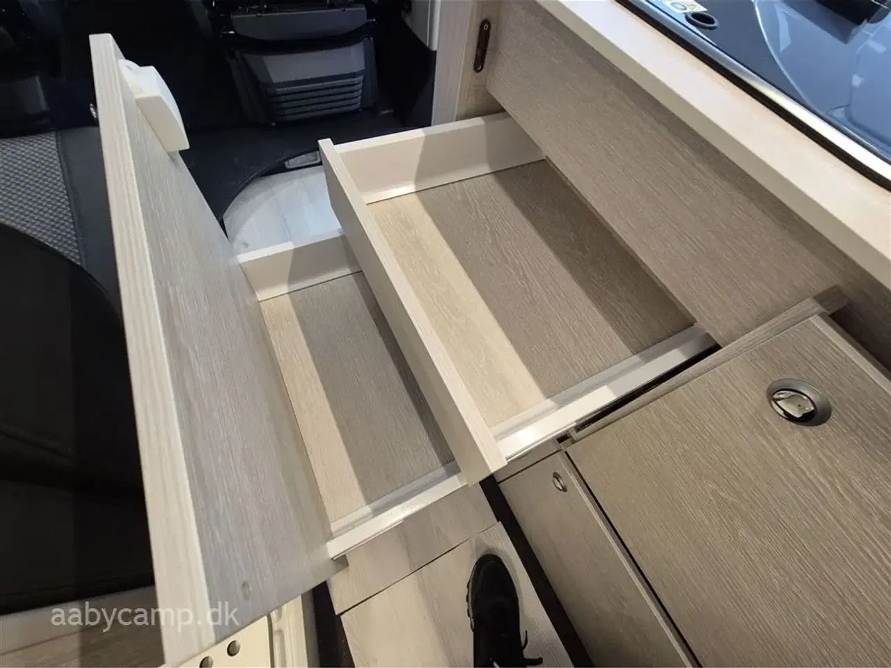 Billede 22 - 2023 - Tourne 6.0   solcelle. 200 Ah lithium Batteri. 2000w Inverter. kompressor køleskab. Elektrisk gulvvarme. Webasto Dieselfyr. Anhængertræk. udvendig bruser. Kun 43,000 km!!!