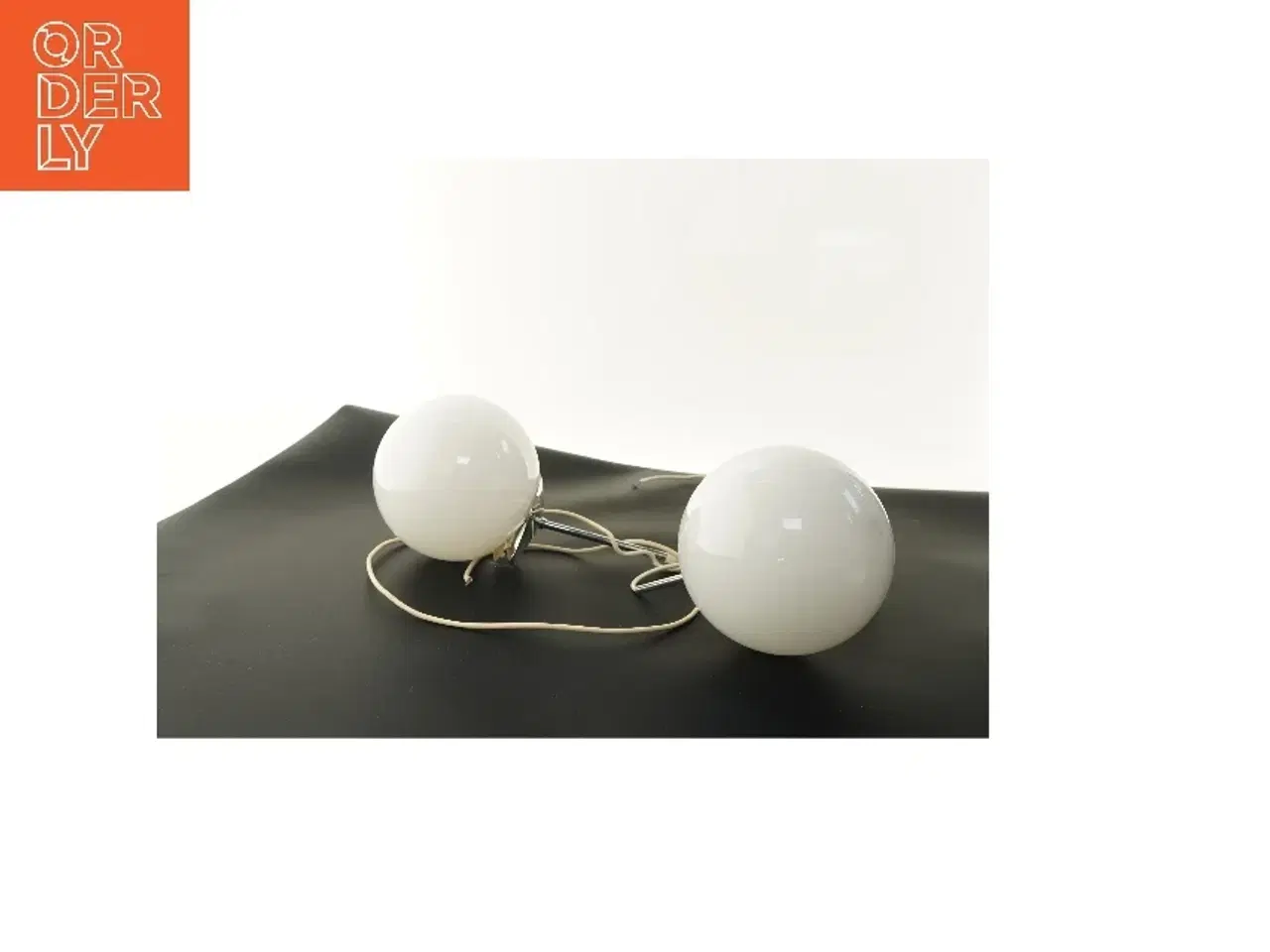 Billede 2 - To hvide pendellamper (str. Ø 18 cm)