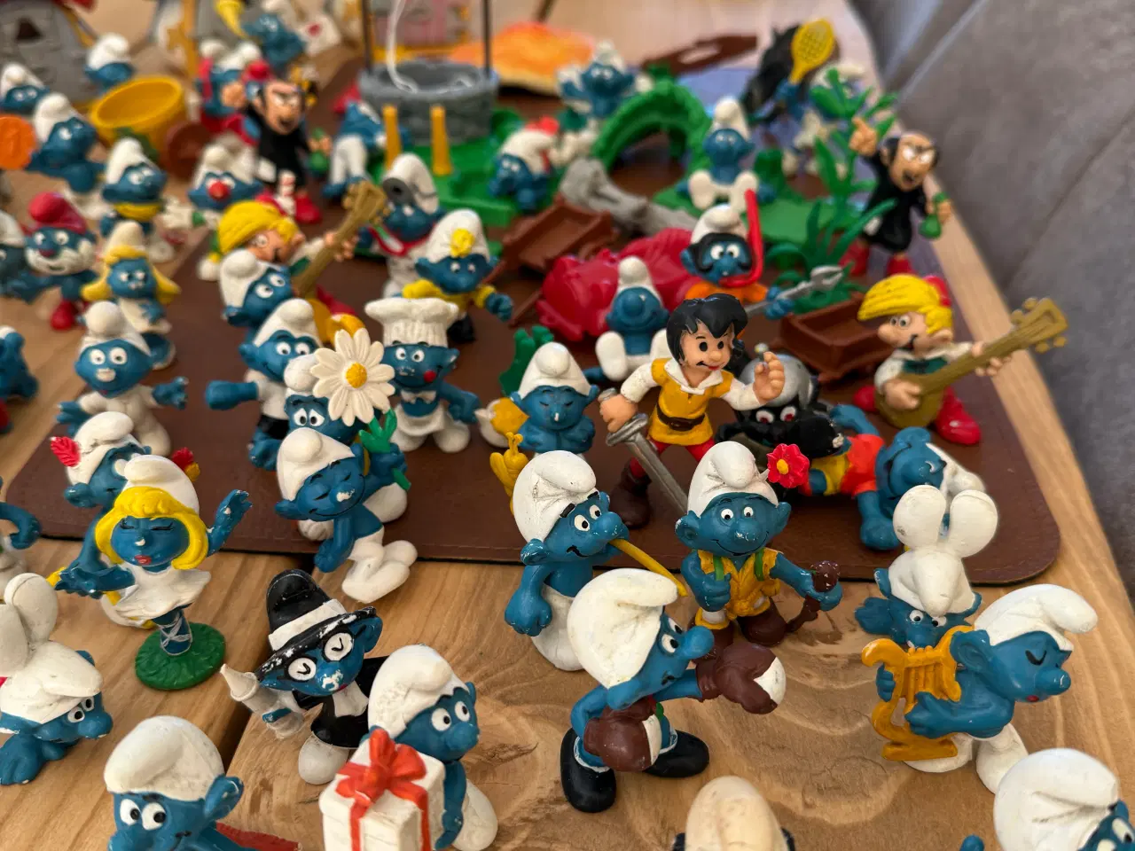 Billede 2 - Schleich Smølfeby med hundrede af figurer