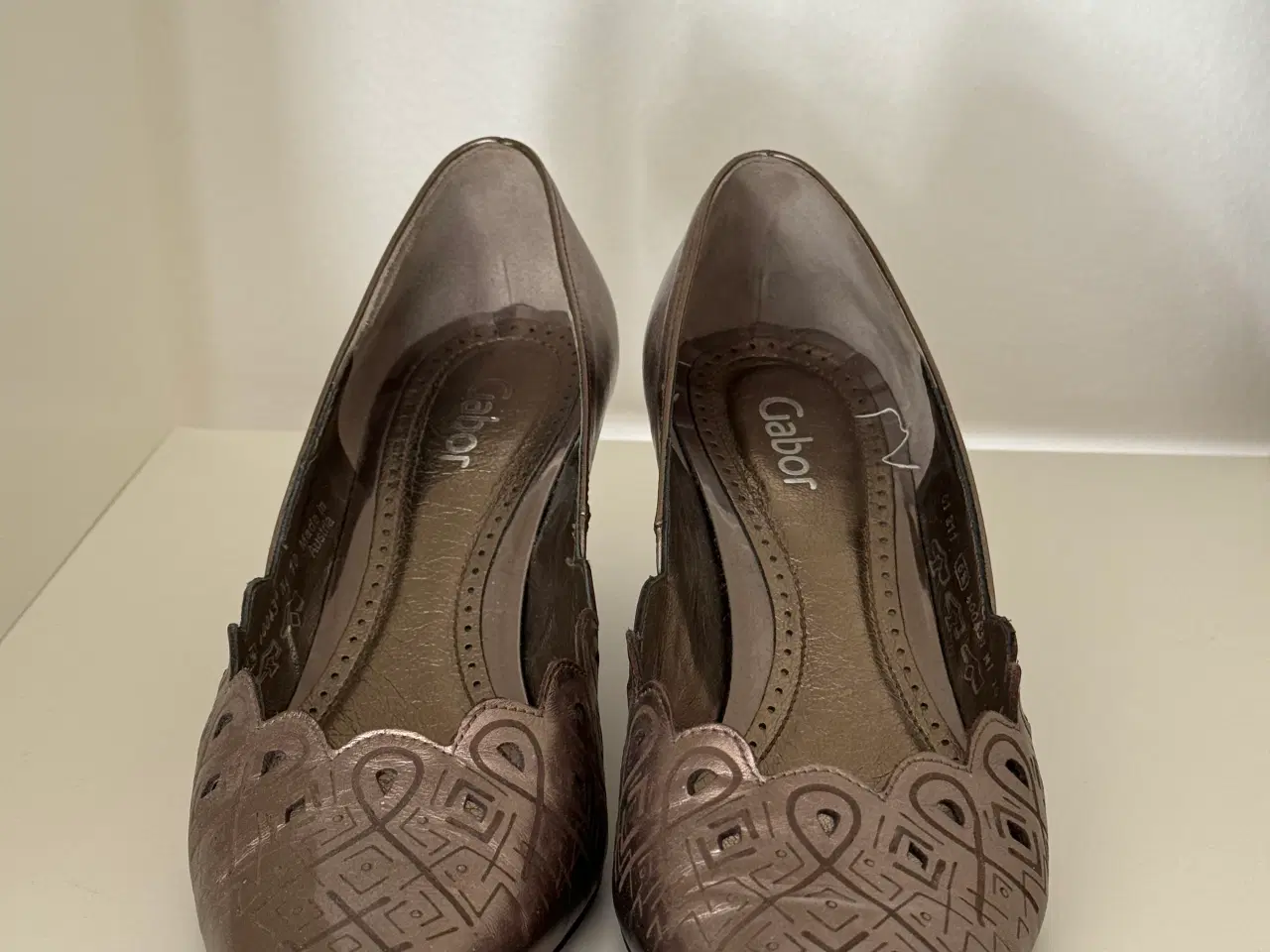 Billede 3 - Gyldne, højhælede Gabor sko med mønster. Str 39.