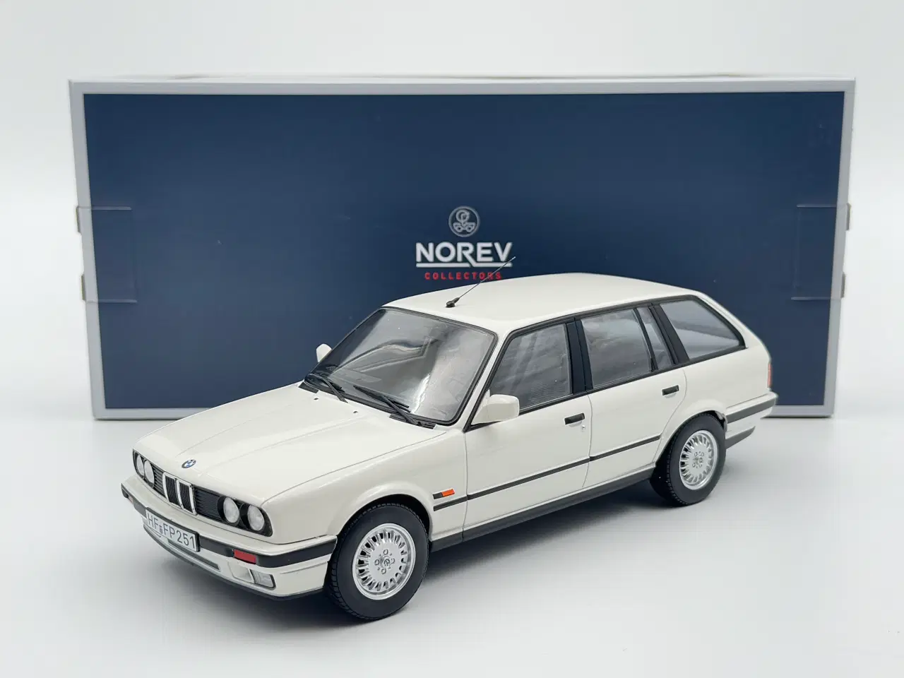 Billede 1 - 1992 BMW 325i E30 Touring Limited Edition - 1:18