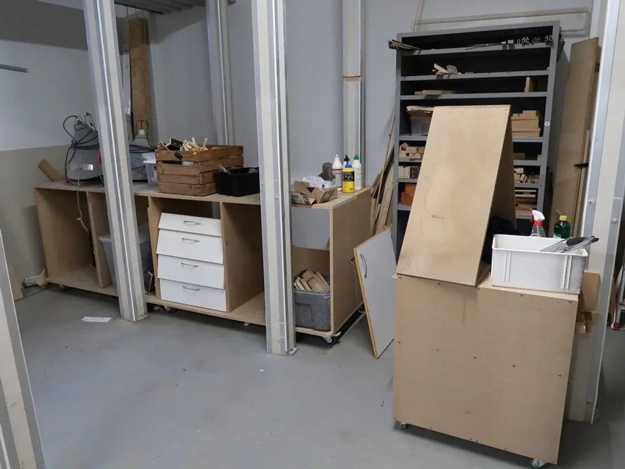 Billede 1 - Arbejdsborde/reoler med div. Varelager og værktøj