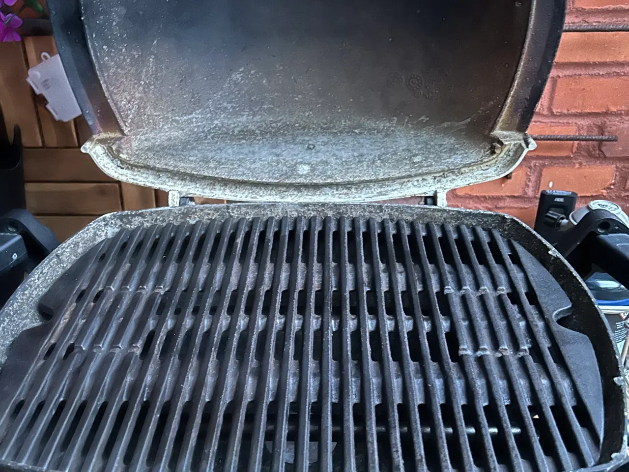Billede 3 - Weber bord grill, hvid med overdækken, lille gas d