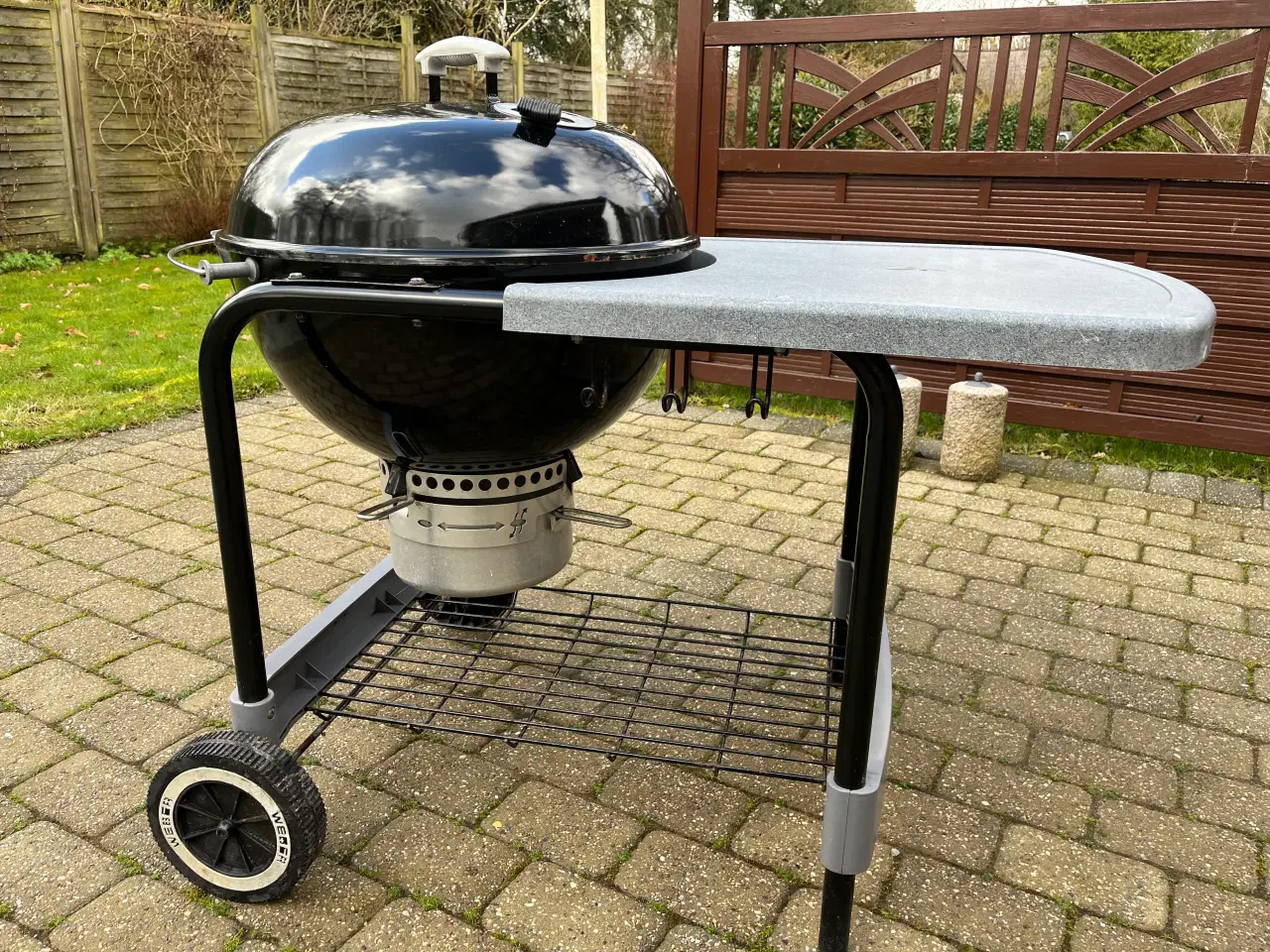 Billede 1 -  Kuglegrill med bord